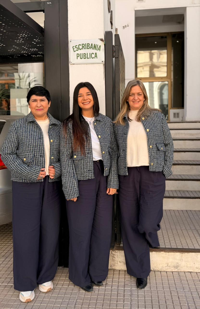 Equipo de la Escribanía De Angeli frente al estudio en Santa Fe 364, Paraná.